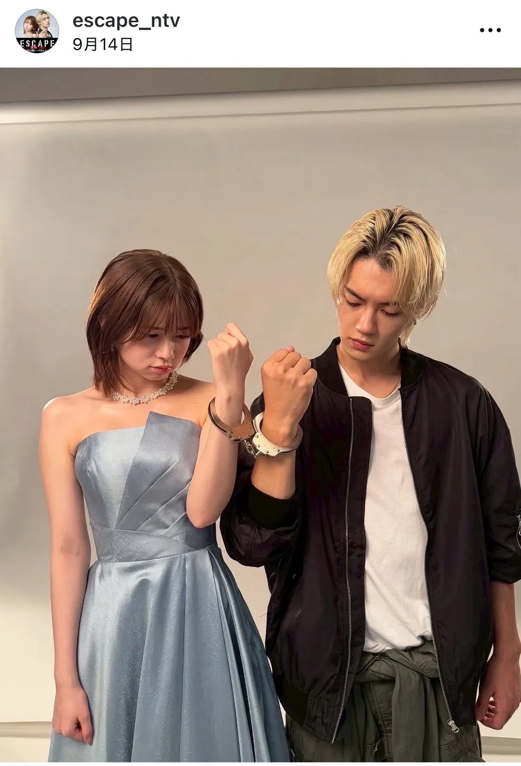 【写真】桜田ひより＆佐野勇斗、1つの手錠でつながれ不満げな顔を見せるオフショット