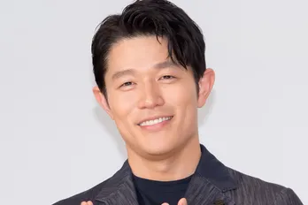 “メロい…”鈴木亮平の海の上フィルム写真に「かっこいい」でコメント欄が埋め尽くされる＜TOKYO MER＞