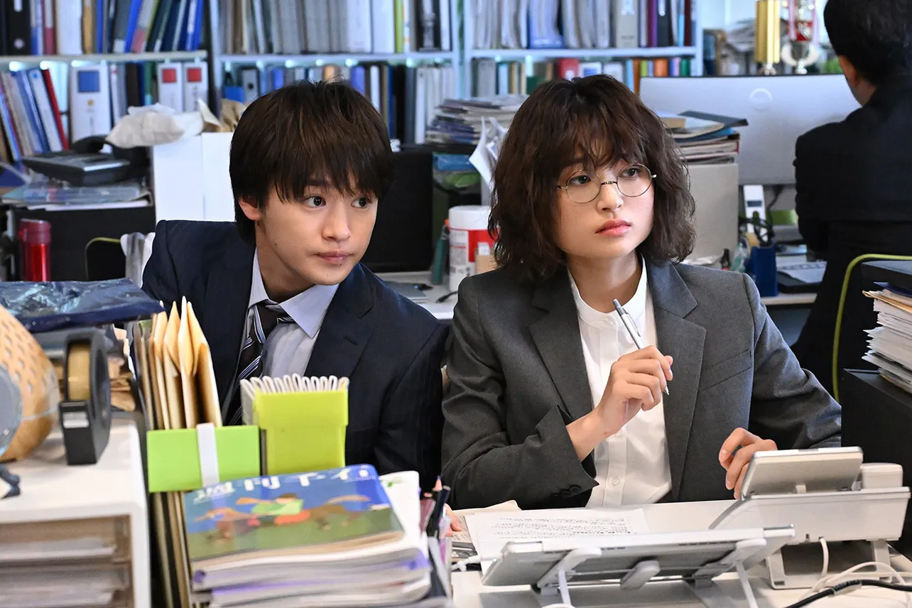 【写真】奥山葵“日向子”のデスクにひょっこりと顔を出す大倉空人“阿久津”