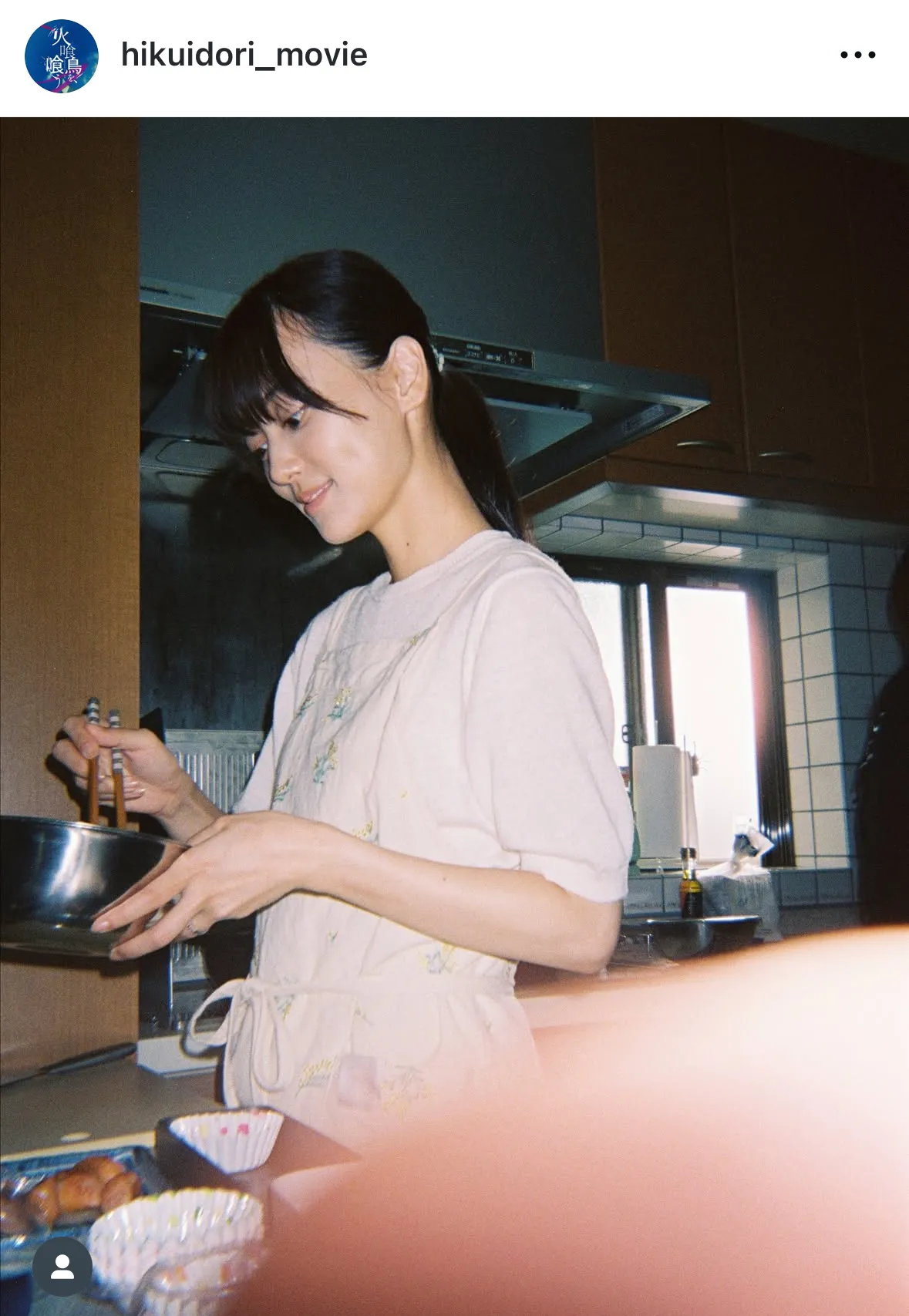 【写真】山下美月、キッチンに立つオフショットに「料理上手な美月ちゃん！」の声
