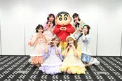 しんちゃんとFRUITSZIPPERの7人がハートマークでポーズ