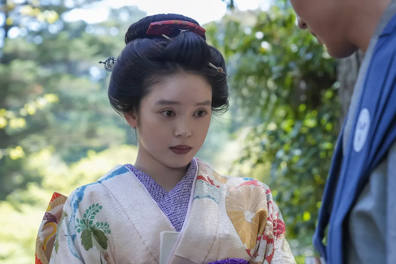 【写真】特別な場所へと案内されるトキ(高石あかり)