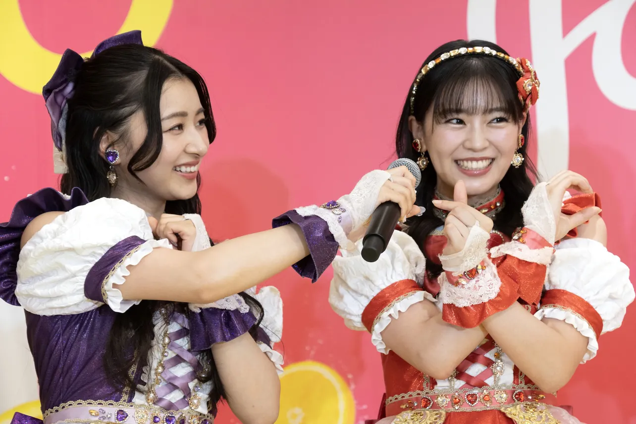 ”超最強ビタミンCポーズ”を披露する坂井仁香