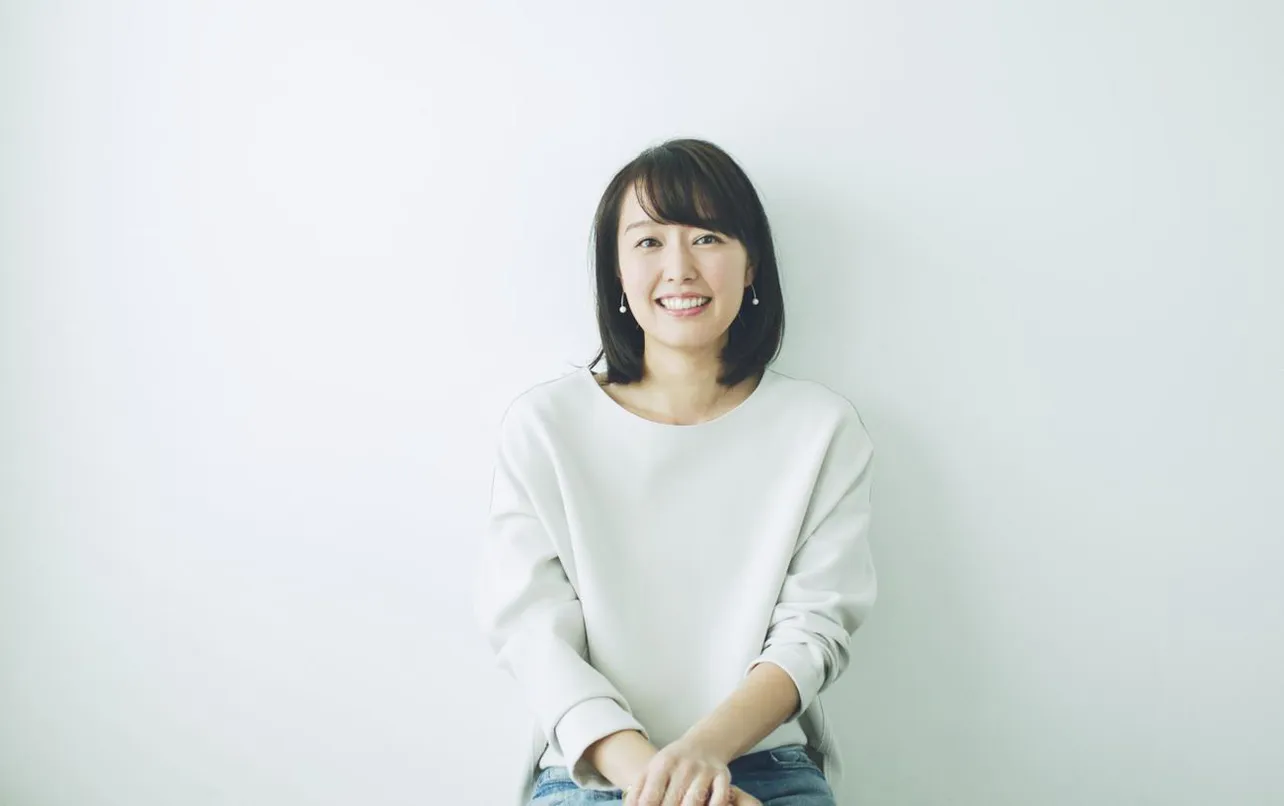 【写真】細やかなサポートが光る…!アシスタントの中村仁美(フリーアナウンサー)