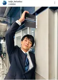 齋藤璃佑、笑顔で休憩するオフショットに「スーツが似合いすぎます」とファン絶賛＜新東京水上警察＞