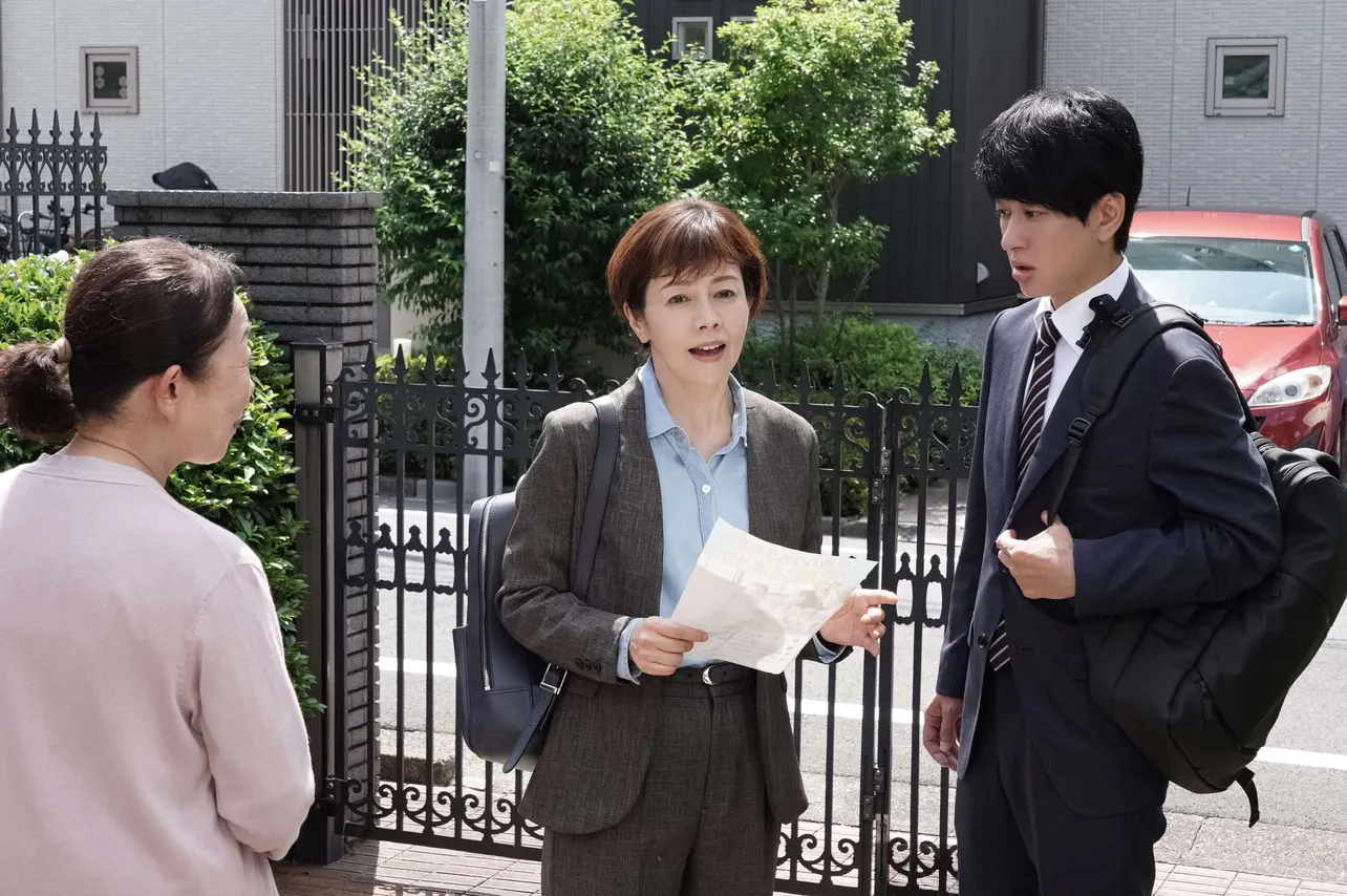 【写真】山内(横山裕)とともに捜査をする奈美(沢口靖子)