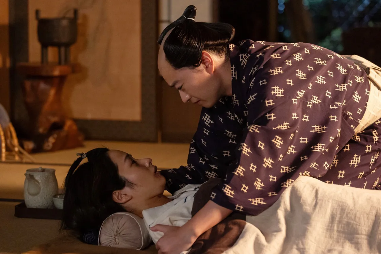 【写真】心配そうにきよ(藤間爽子)に触れる歌麿(染谷将太)