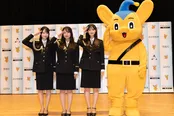 ピーポくんと一緒に啓礼するRain Treeの橋本真希、仲俣美希、佐藤莉華(左から)