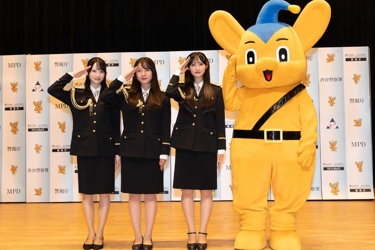 ピーポくんと一緒に啓礼するRain Treeの橋本真希、仲俣美希、佐藤莉華(左から)