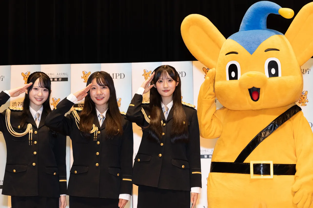 ピーポくんと一緒に啓礼するRain Treeの橋本真希、仲俣美希、佐藤莉華(左から)