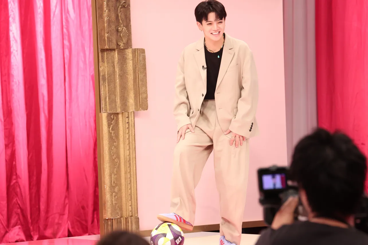 【写真】サッカーボールを前に笑顔の宮近海斗