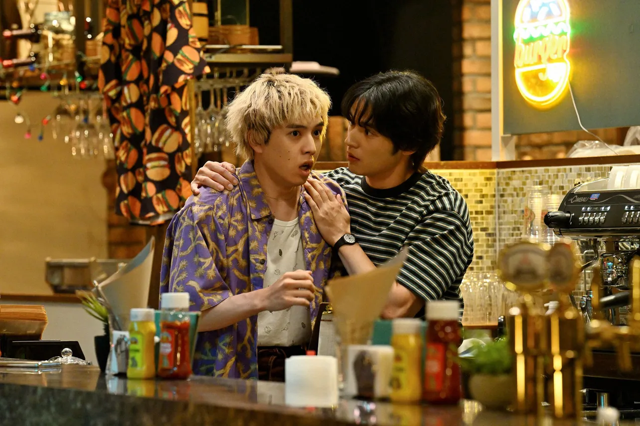 【写真】驚いた表情をする坂東龍汰“木場”と水上恒司“都成”