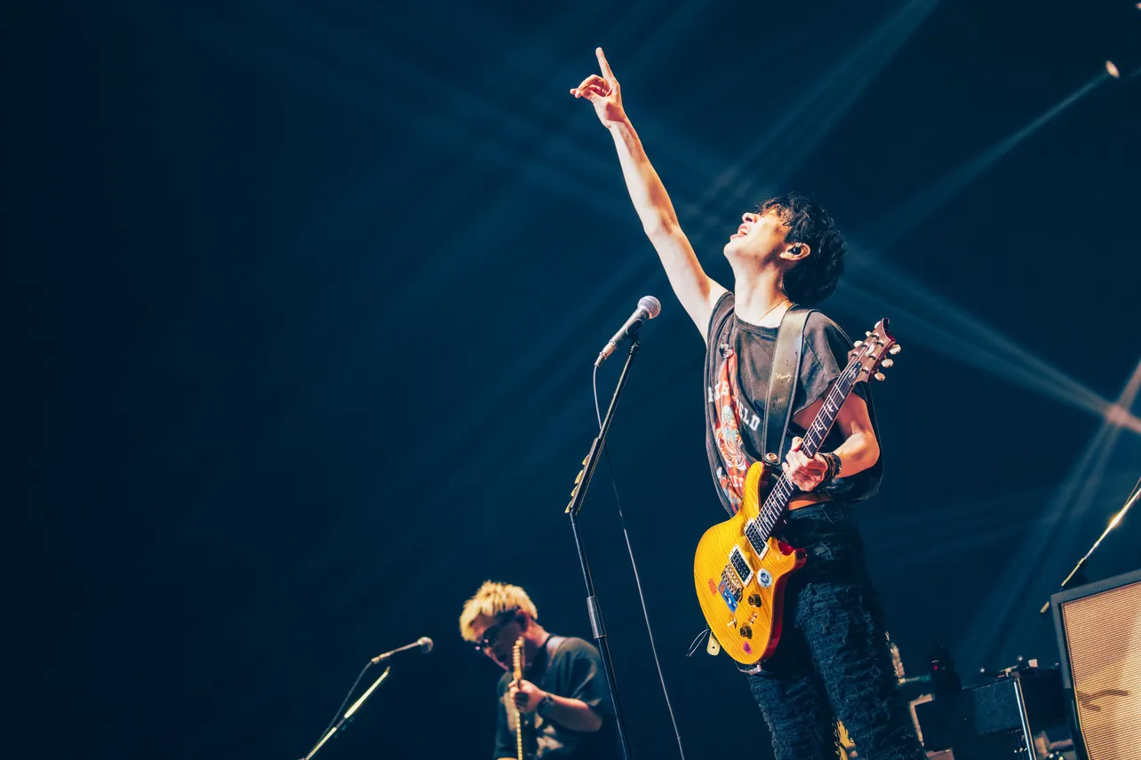 【写真】天井に指を突き上げる横山裕