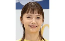 宮崎あおい、お茶目ポーズ披露のスマイルショットに「ナチュラルなかわいさ、憧れます」の声<ちょっとだけエスパー>