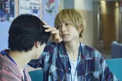 白崎(新原泰佑)の髪の毛を、優しい笑顔で整える羽山(駒木根葵汰)