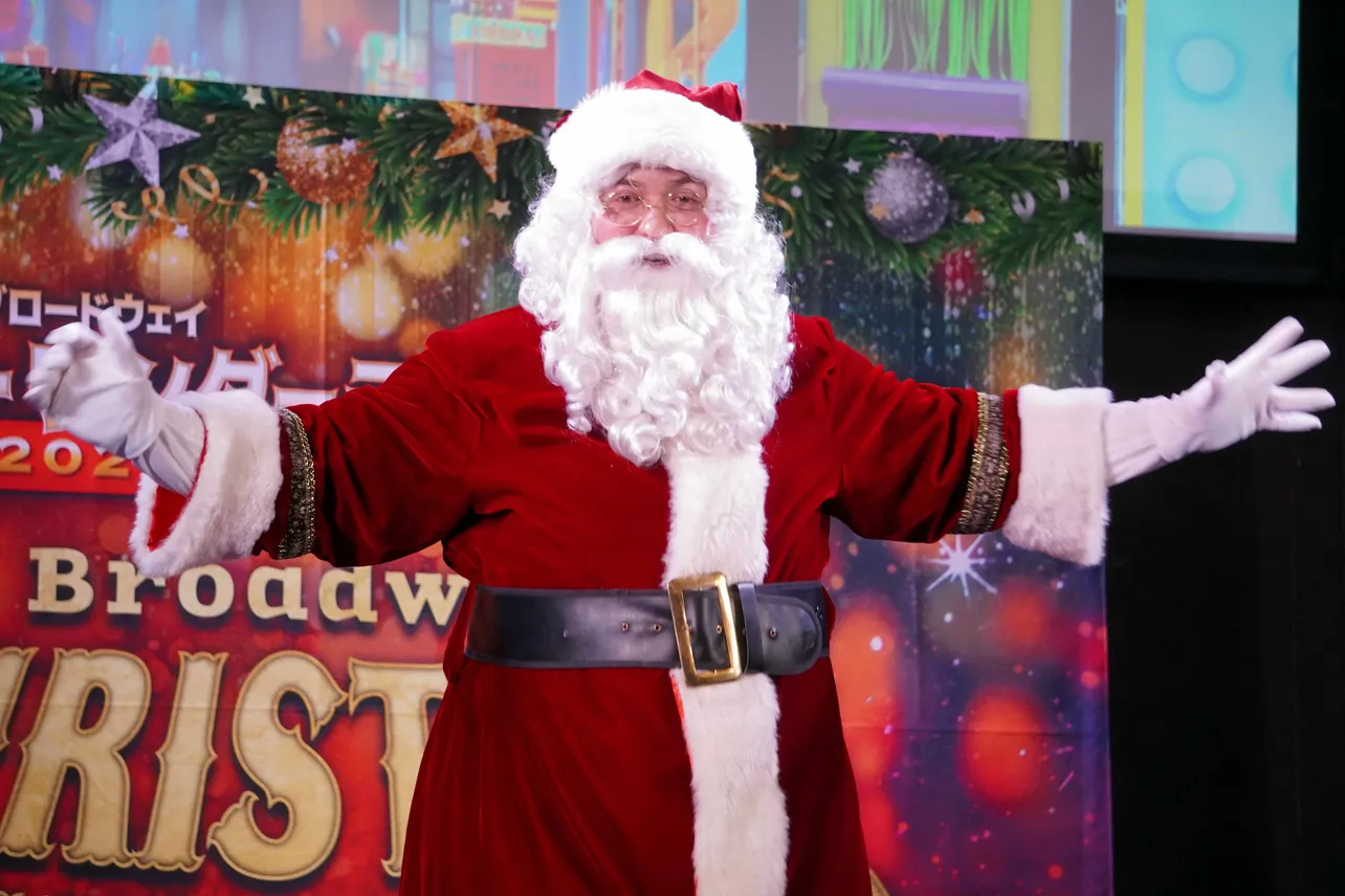 公演キャスト扮(ふん)するサンタクロース