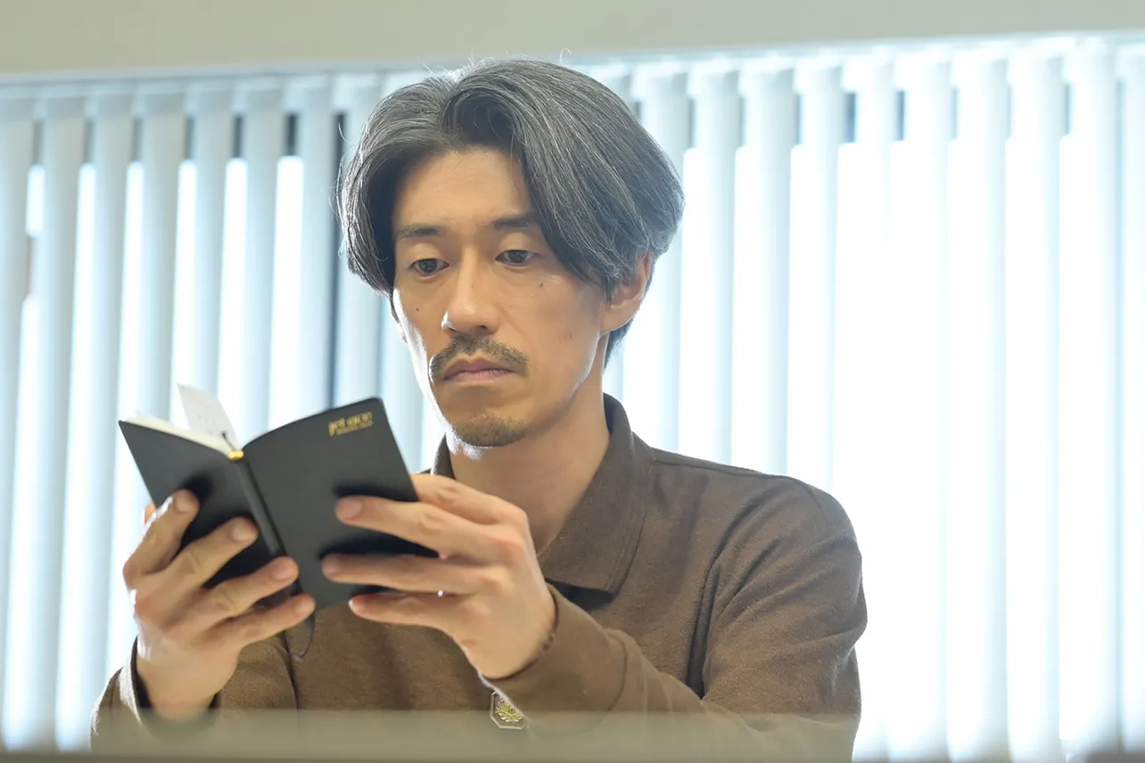 ベテラン記者の村井(夙川アトム)