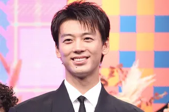 竹内涼真＆前原瑞樹、スーツ姿の仲良しオフショット公開　「勝男の成長に期待！」と話題に＜じゃあ、あんたが作ってみろよ＞