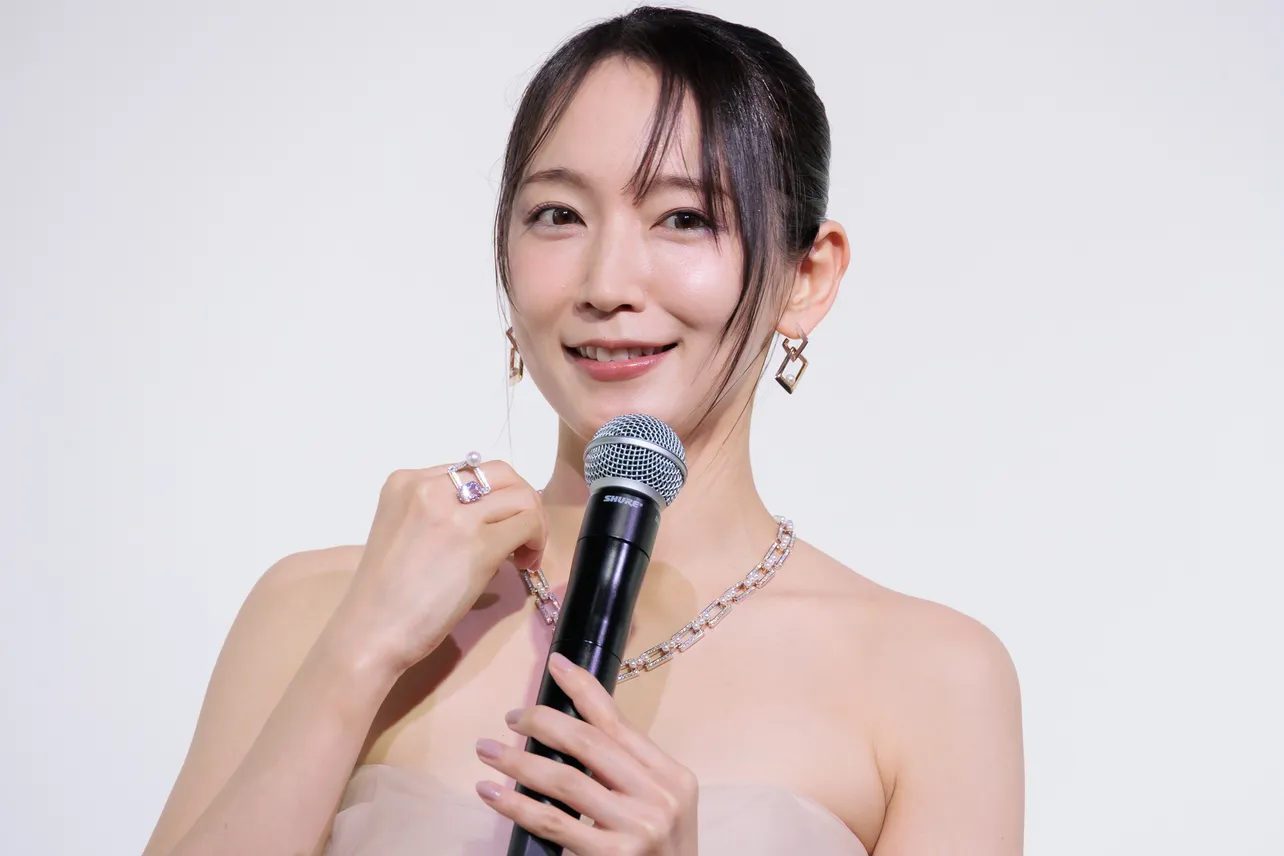 贅沢なジュエリーを身に着け華やかにドレスアップした吉岡里帆