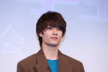 佐野勇斗&桜田ひより、ハピナンデスと一緒にエスケープポーズ披露「かわいい」「ビジュいい」の声<ESCAPE>