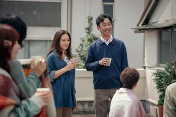 北村有起哉“渉”は、約19年前に仲間由紀恵“あん”と交わした離婚の約束が生きていたことにびっくりする<小さい頃は、神様がいて>