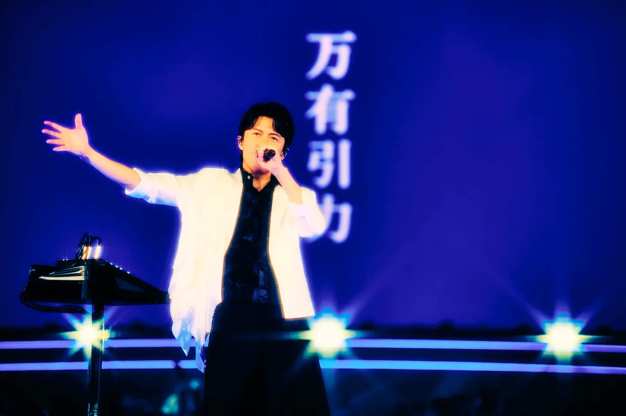 【写真】9月25日にデジタルリリースされた新曲で、情報番組「DayDay.」(日本テレビ系)のテーマ曲「万有引力」を歌い上げる福山雅治