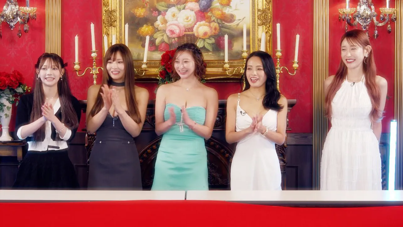 (写真左より)にあ、りな、まゆ、すず、貴咲モエカの「真夜中の大豪院邪鬼チーム」