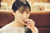 紹興酒を味わうワカコ(武田梨奈)