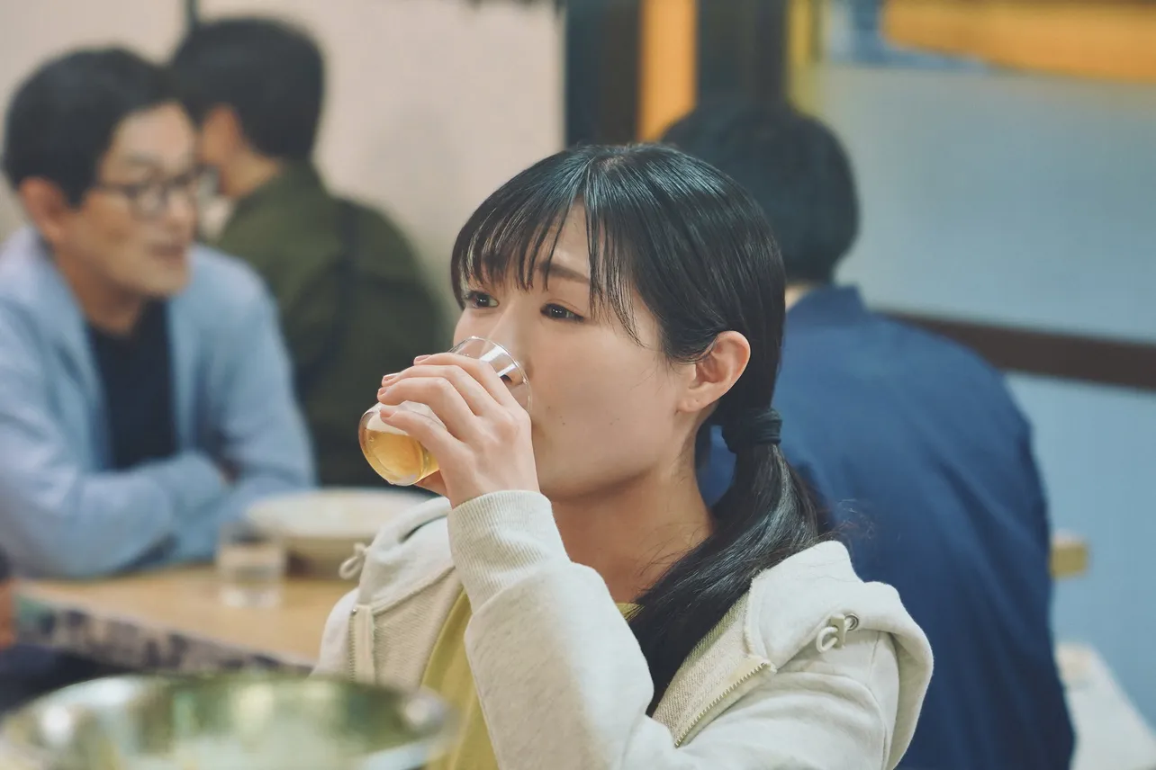 【写真】ワカコ(武田梨奈)の飲みっぷり＆食べっぷりに食欲をそそられる