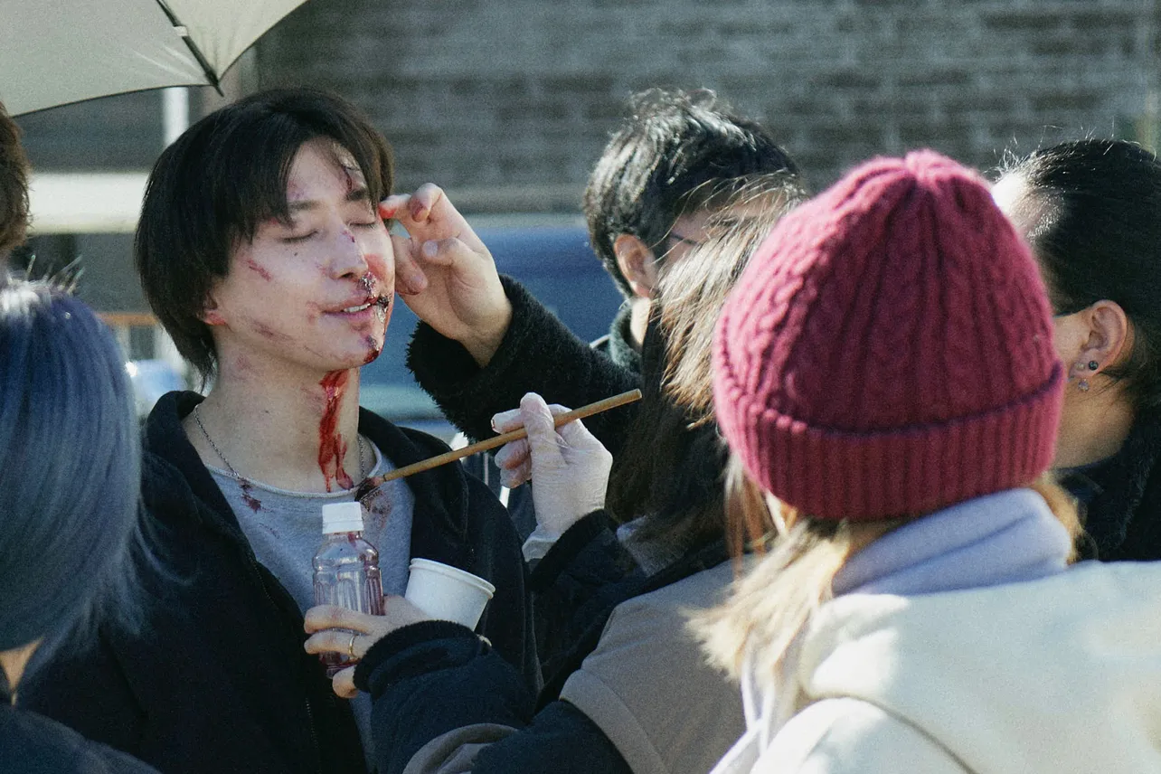 【写真】佐久間大介、裂傷メイクをされながら「いって~!痛くないけど!(笑)」