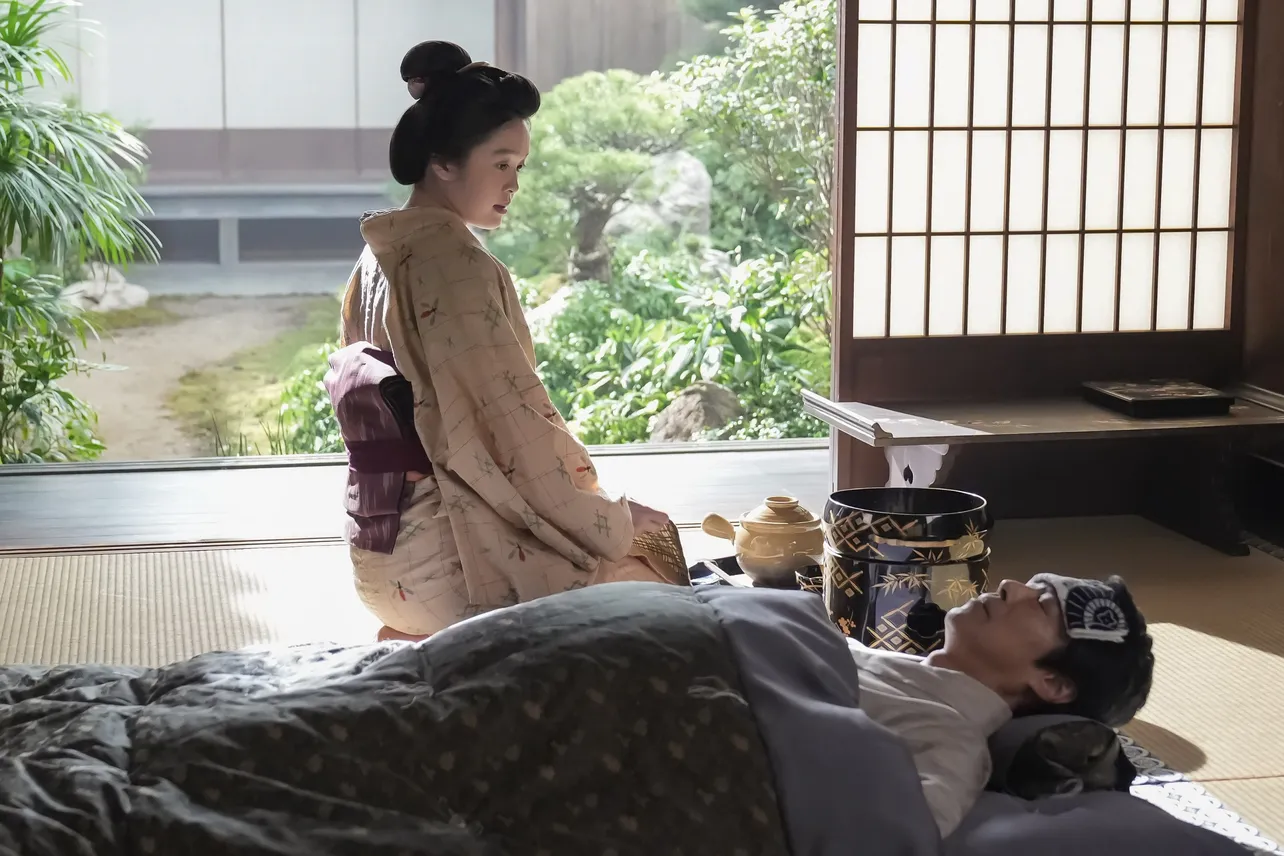 【写真】傳(堤真一)の看病をするトキ(高石あかり)