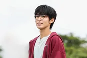 【写真】眼鏡にパーカー姿の目黒蓮、作品の重要な役を担う