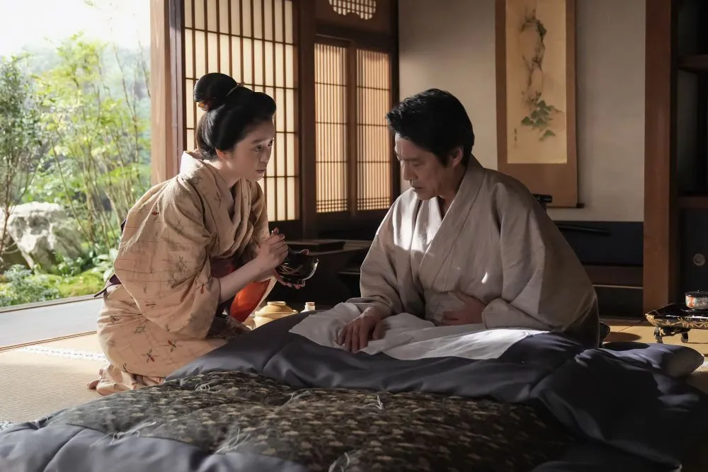 【写真】傳(堤真一)の看病をするトキ(高石あかり)