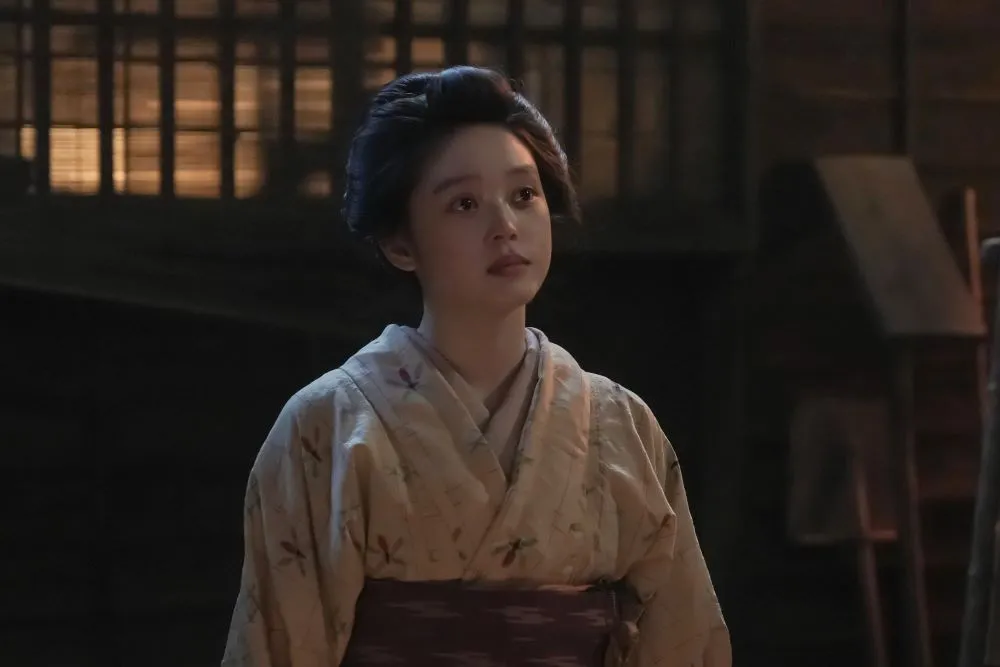 遠くを見つめるトキ(高石あかり)