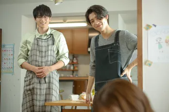 松島聡“千石”＆白洲迅“晴海”、棚橋乃望“愛梨”に頼まれおうちパーティーの準備を進める「うちが楽しい家なんだってみんなにアピールする」＜パパと親父のウチご飯＞