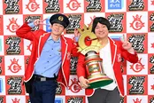「キングオブコント2025」を制し、“18代目キング”に輝いたロングコートダディ(左から堂前透、兎)