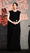 【写真】黒のノースリーブドレスで登場した吉岡里帆