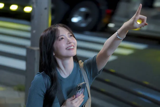 【写真】アパレル商社に勤めながらイケメン俳優の推し活に励む愛衣(鈴木愛理)