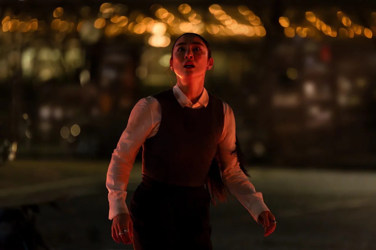 【写真】“人型AI”に追い詰められるイヴ(日本版声優：内田真礼)