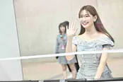小嶋陽菜、AKB48の握手会に緊急参戦、ブース越しでも透明感がすごいショット
