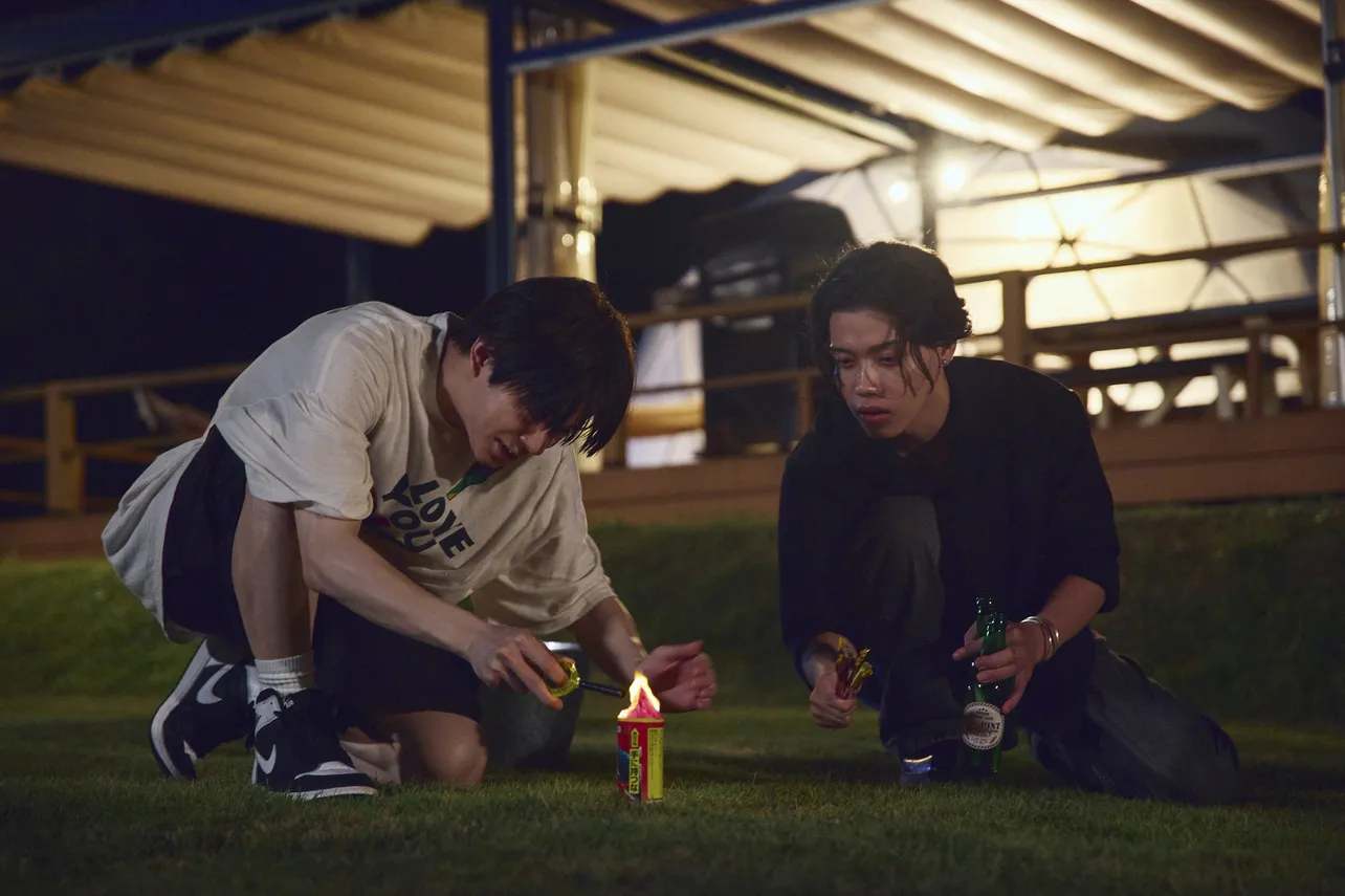 【写真】笑顔で花火に火をつける佐久間(宇佐卓真)と山瀬(南雲奨馬)