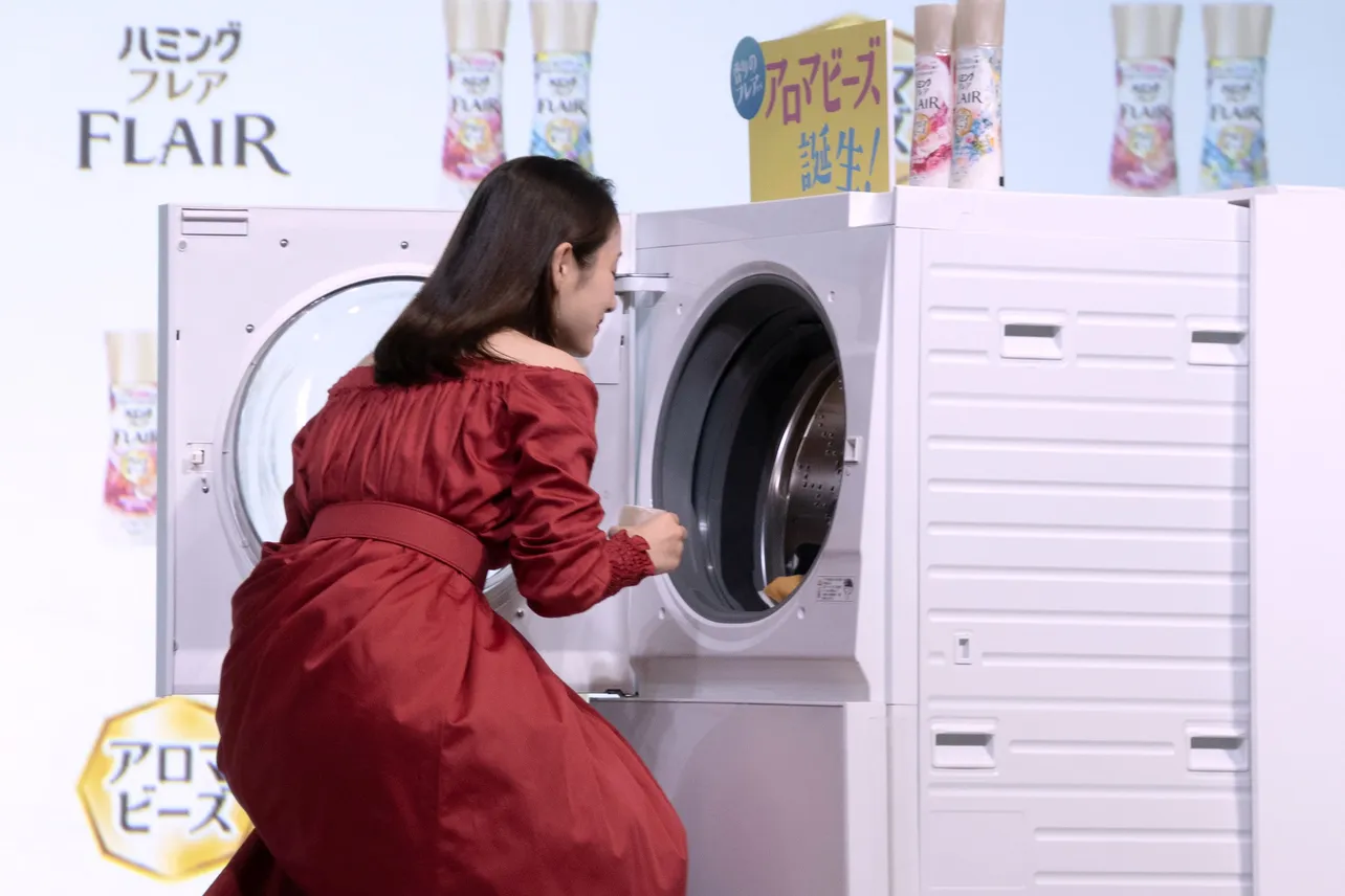 【写真】ステージ上で洗濯機にアロマビーズを投入するCMを再現