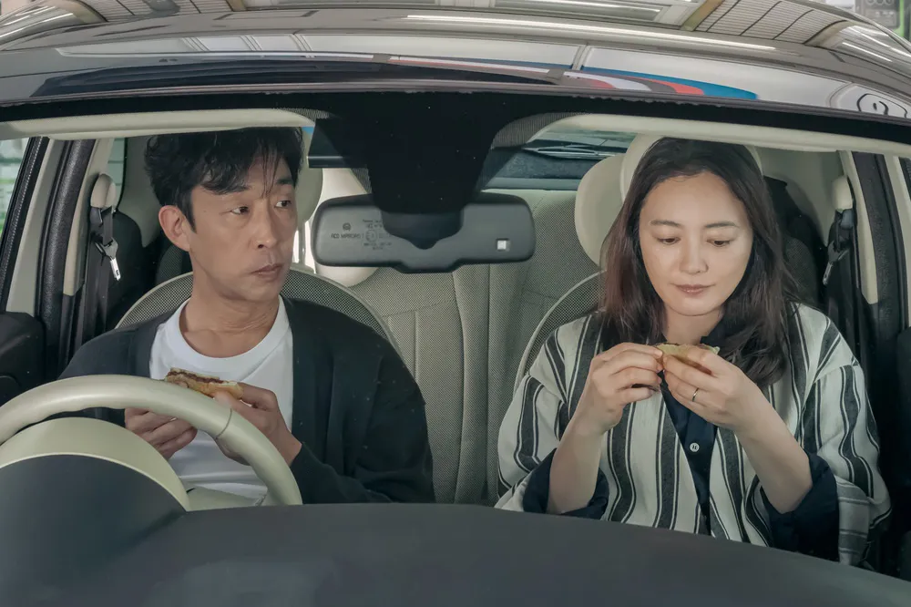 【写真】車内で話す渉(北村有起哉)とあん(仲間由紀恵)