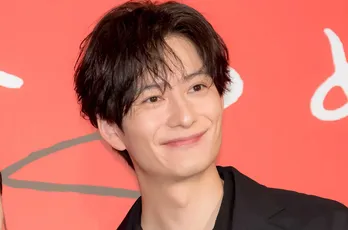 「眼福です」岡田将生が大人なメガネ男子に、シックなスーツとオシャレ眼鏡の姿に反響の声<ちょっとだけエスパー>