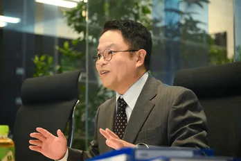 津田篤宏、波瑠の美貌を前に「演じながら思わず『かわいい』と思ってしまい…セリフが全飛びですよ(笑)」<フェイクマミー>