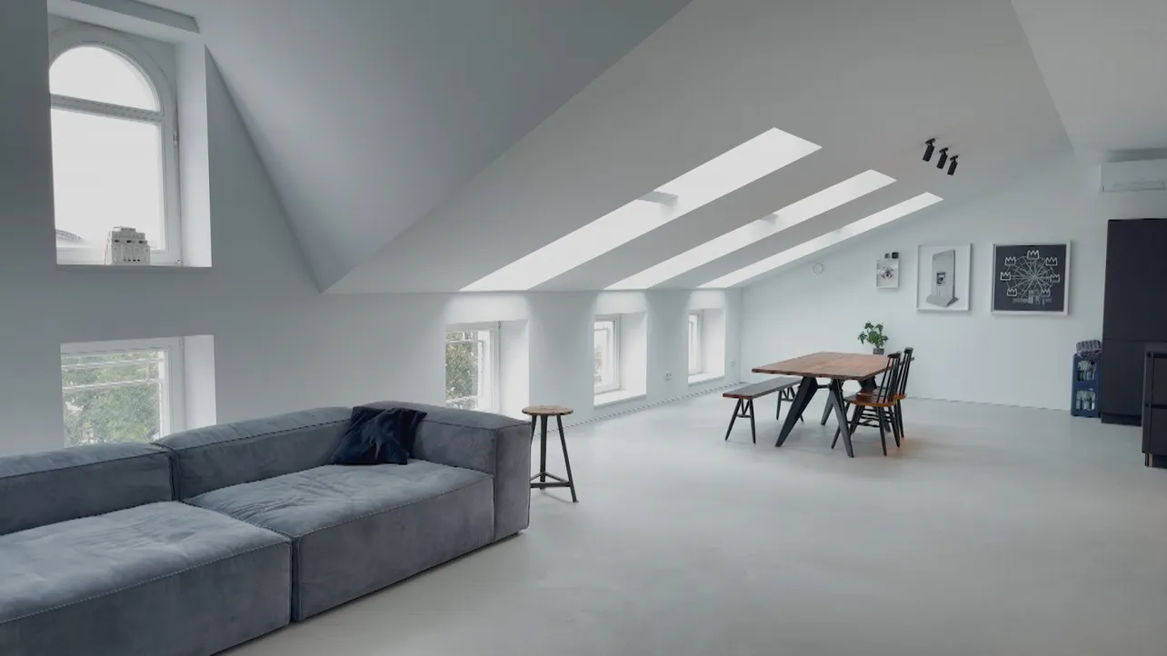 特徴的な天窓から陽の光が差し込むリビングダイニング