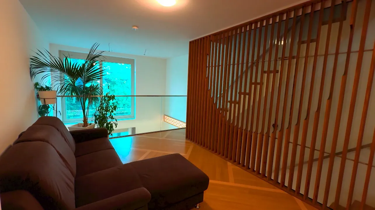 「ヤーパンハウス」のリビングは日本的な木材の使い方が目を引く