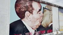 【写真】ベルリンの壁にある「イーストサイドギャラリー」に描かれた風刺画「独裁者のキス」