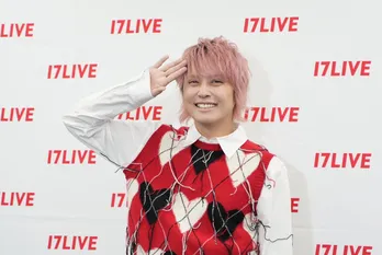 手越祐也、2匹のイヌとかわいすぎる“スリーショット”に「癒しでしかない」とファン絶賛<ぼくたちん家>