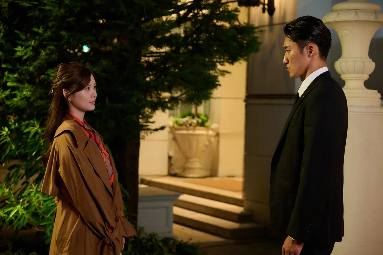 【写真】見つめ合う辰之助(岩本照)＆里夏(白石麻衣)